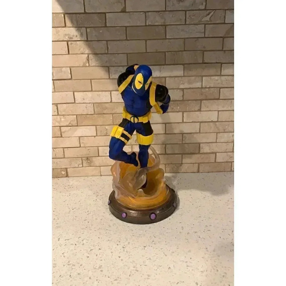 DST Diamond Select Toys Marvel Gallery: Deadpool - Picture 1 of 4